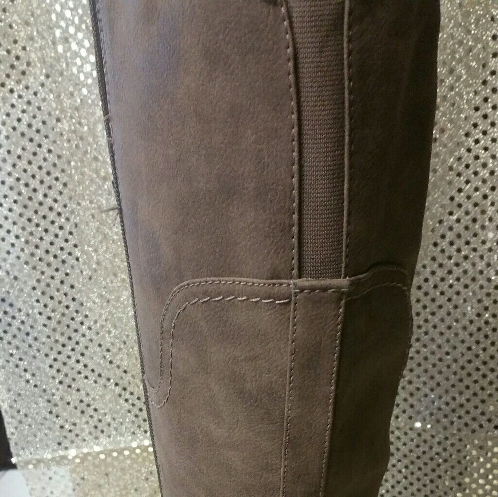 Boots - Picture 3 of 4